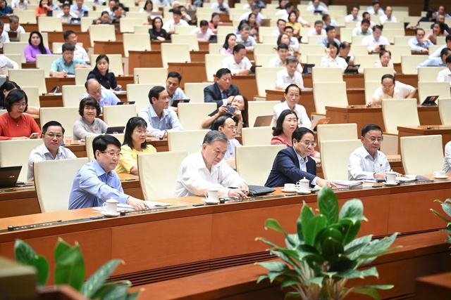 Tại Kỳ họp thứ 9, các đại biểu bấm nút thông qua Nghị quyết của Quốc hội sửa đổi, bổ sung một số điều của Hiến pháp năm 2013 bằng hình thức biểu quyết điện tử. Ảnh: Quốc hội.