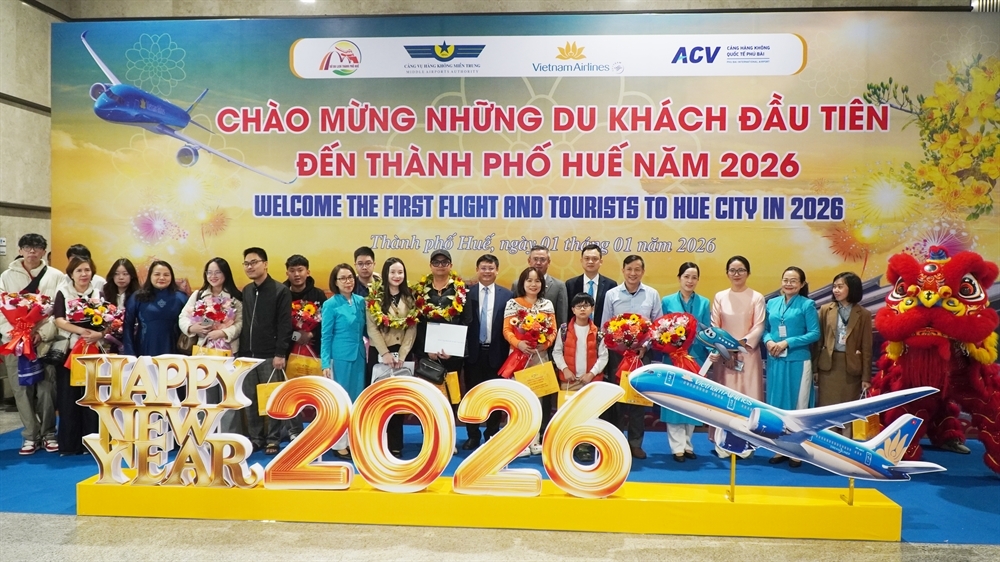 Chào đón những du khách đầu tiên đến thành phố Huế bằng đường hàng không năm 2026.