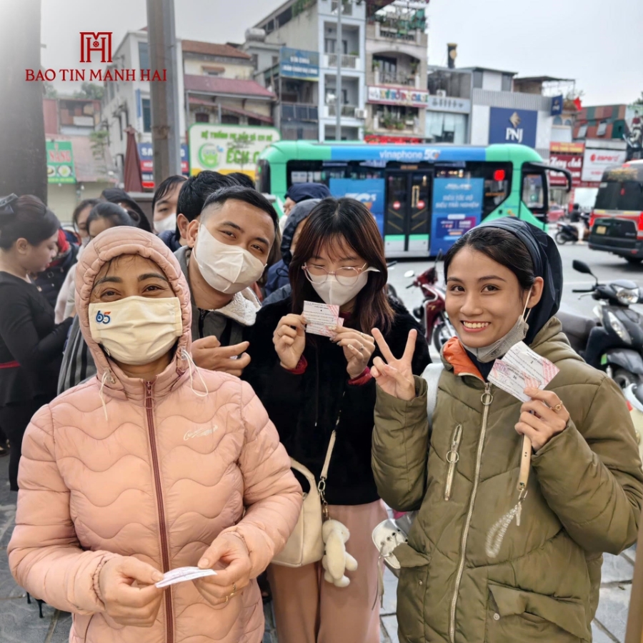 Người dân khoe phiếu mua Tứ Quý Thịnh Vượng 0,1 chỉ của Bảo Tín Mạnh Hải.