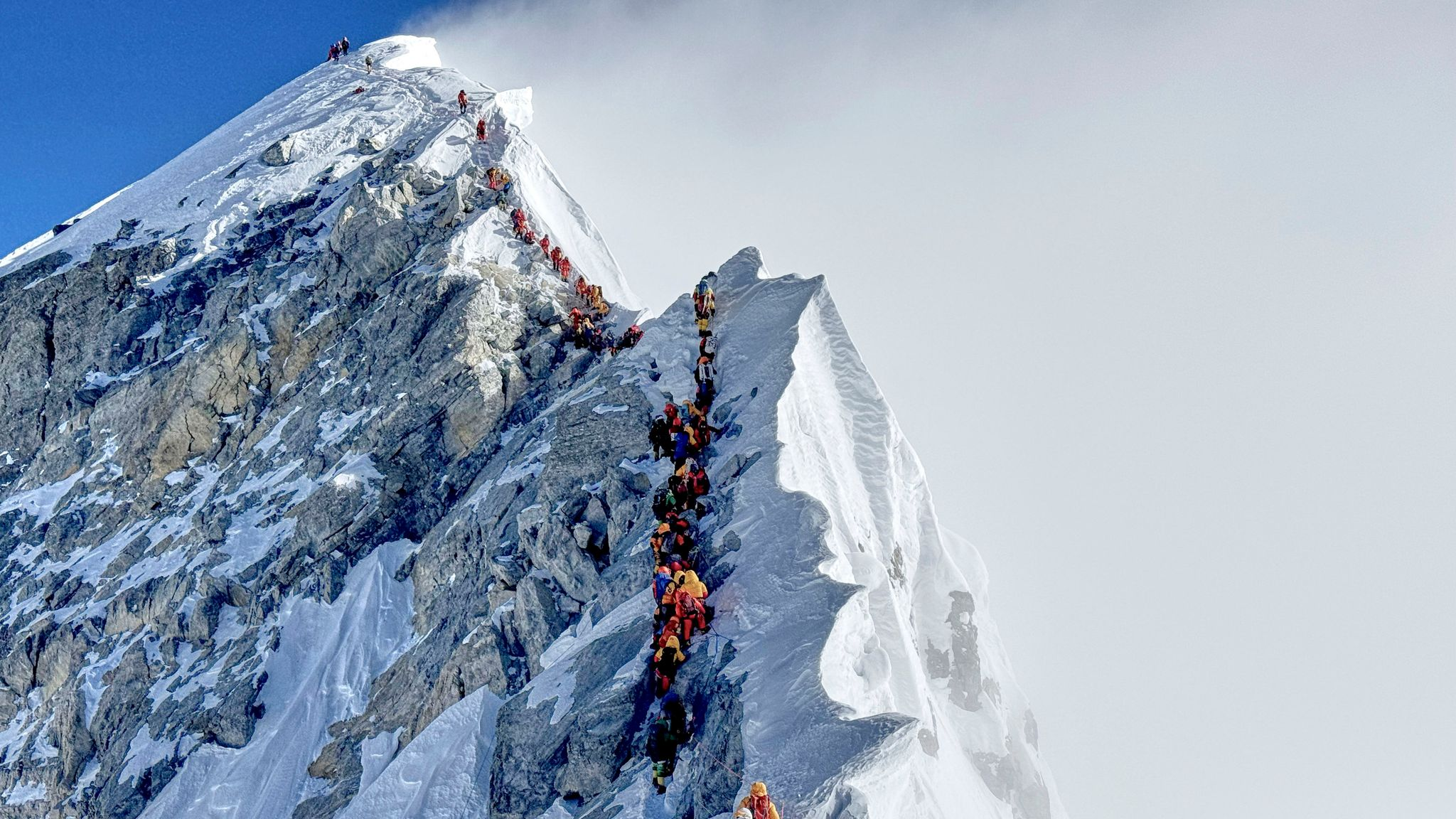 Núi Everest đang đối mặt với tình trạng quá tải du lịch nghiêm trọng.
