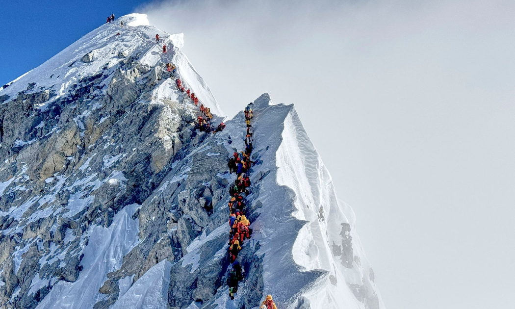 Núi Everest quá tải du lịch, chính phủ Nepal đã vào cuộc