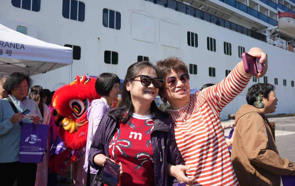 Gần 1.000 du khách lựa chọn tham quan Huế và Đà Nẵng trong hành trình từ tàu biển.