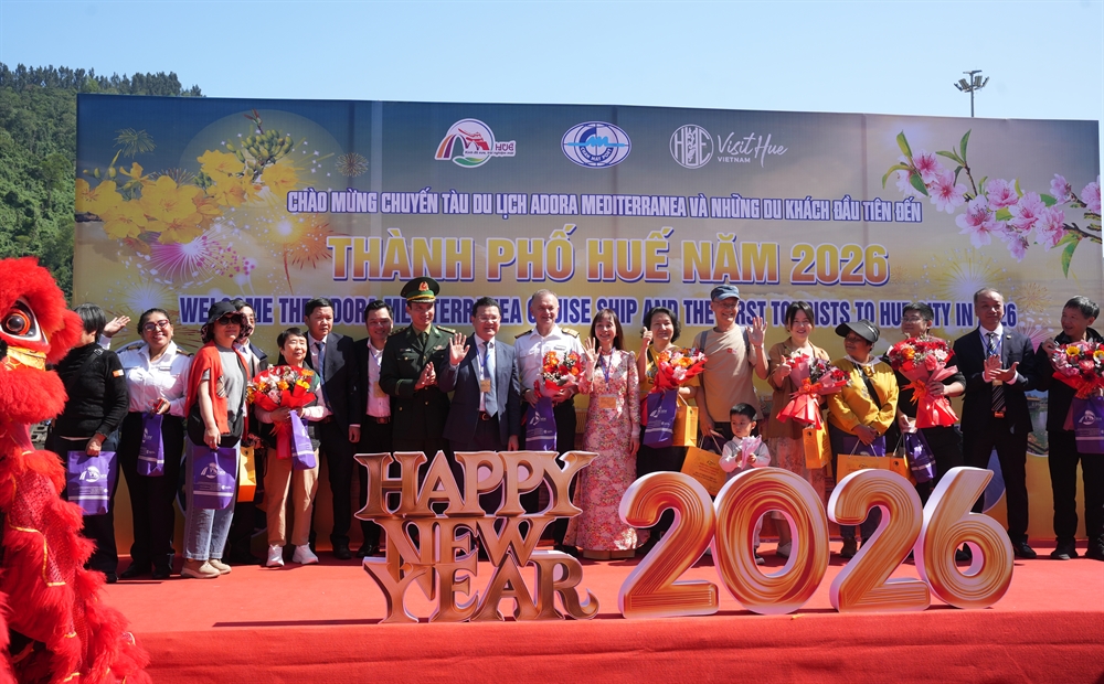 Khoảnh khắc chụp hình lưu niệm giữa lãnh đạo thành phố Huế và du khách quốc tế.