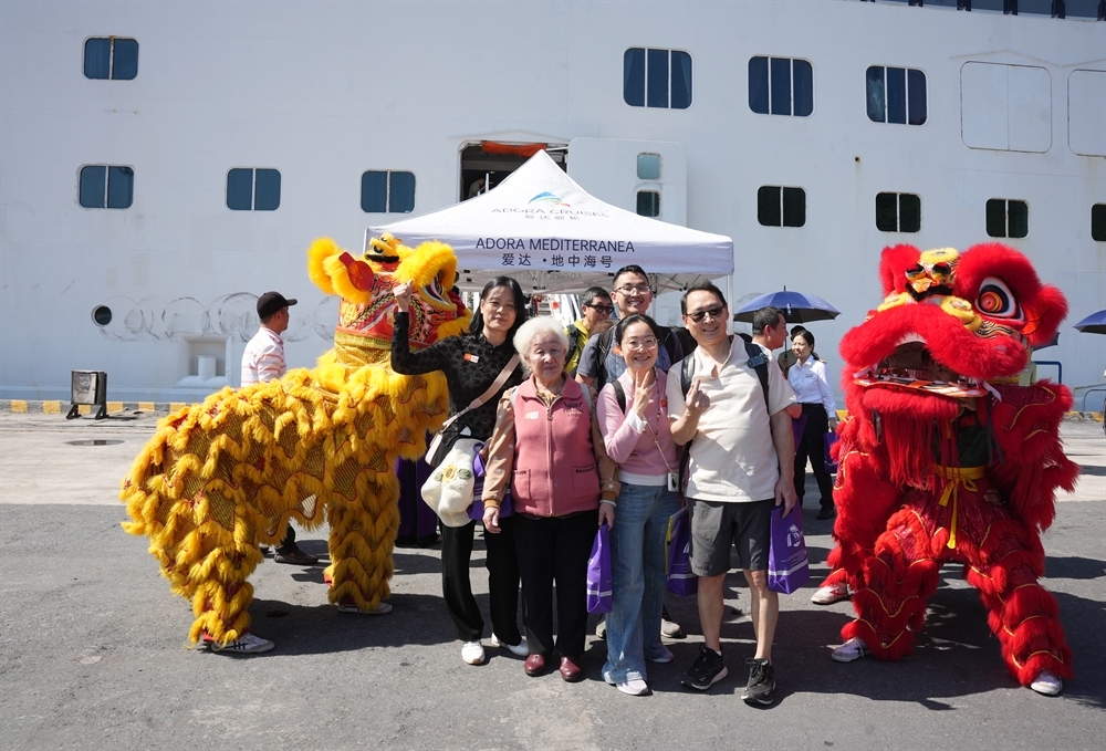 Du khách quốc tế hào hứng khi đặt chân đến Huế trong ngày đầu năm mới.