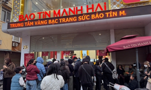 Người dân xếp hàng rước lộc Vàng 0,1 chỉ đầu năm 2026
