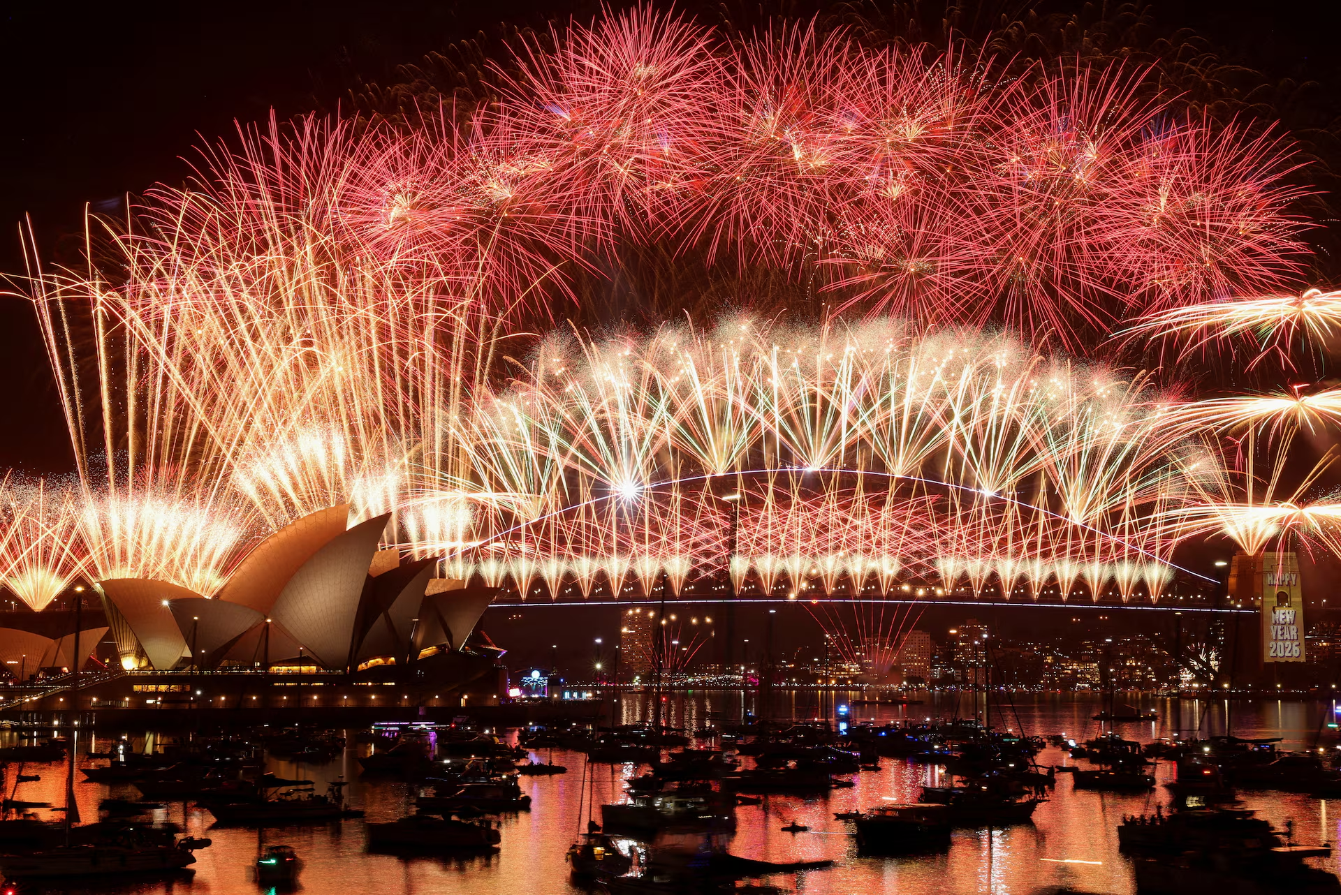 Pháo hoa mừng năm mới 2026 trong đêm giao thừa ở Cầu Cảng Sydney, Australia - Ảnh: Reuters.