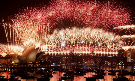 Pháo hoa mừng năm mới 2026 trong đêm giao thừa ở Cầu Cảng Sydney, Australia - Ảnh: Reuters.