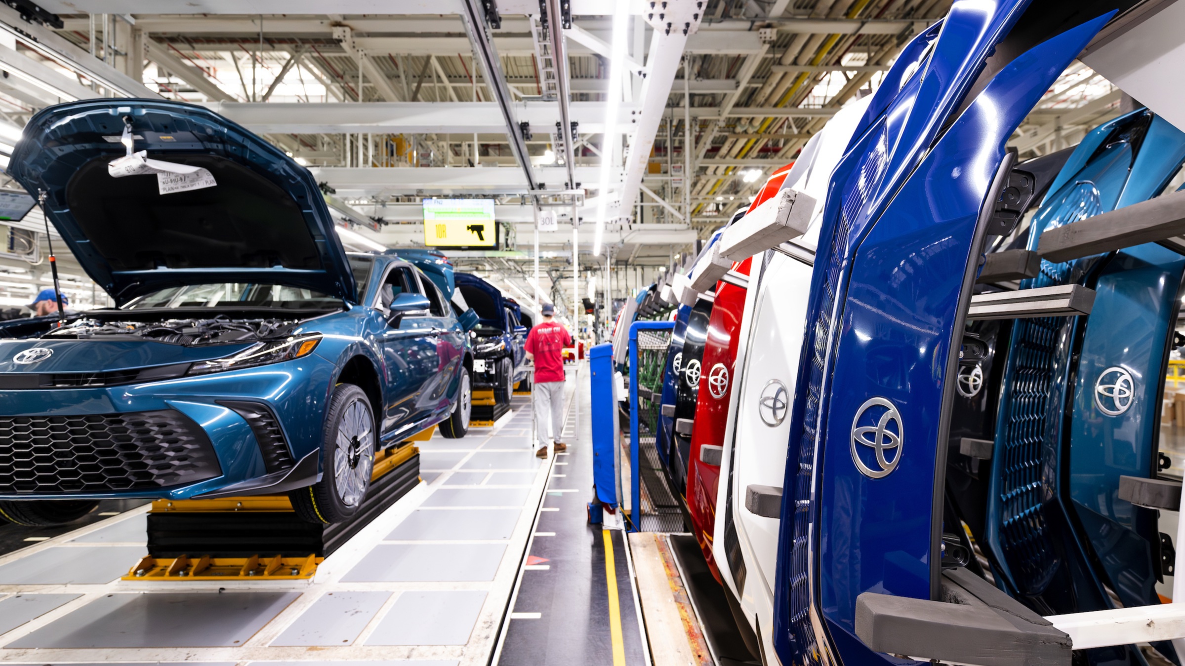 <i>Ngành công nghiệp ô tô được sắp xếp theo thứ bậc, với các nhà sản xuất ô tô đứng đầu các cấp bậc nhà cung cấp khác nhau. Nhà cung cấp càng nhỏ, sức mạnh thương lượng càng yếu.</i>