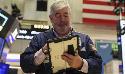 Cổ phiếu chip kéo S&P 500 tăng điểm, giá dầu đi xuống vì mối lo thừa cung