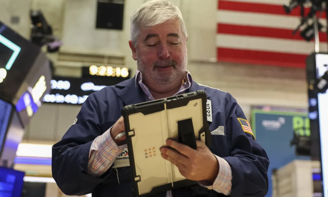 Cổ phiếu chip kéo S&P 500 tăng điểm, giá dầu đi xuống vì mối lo thừa cung