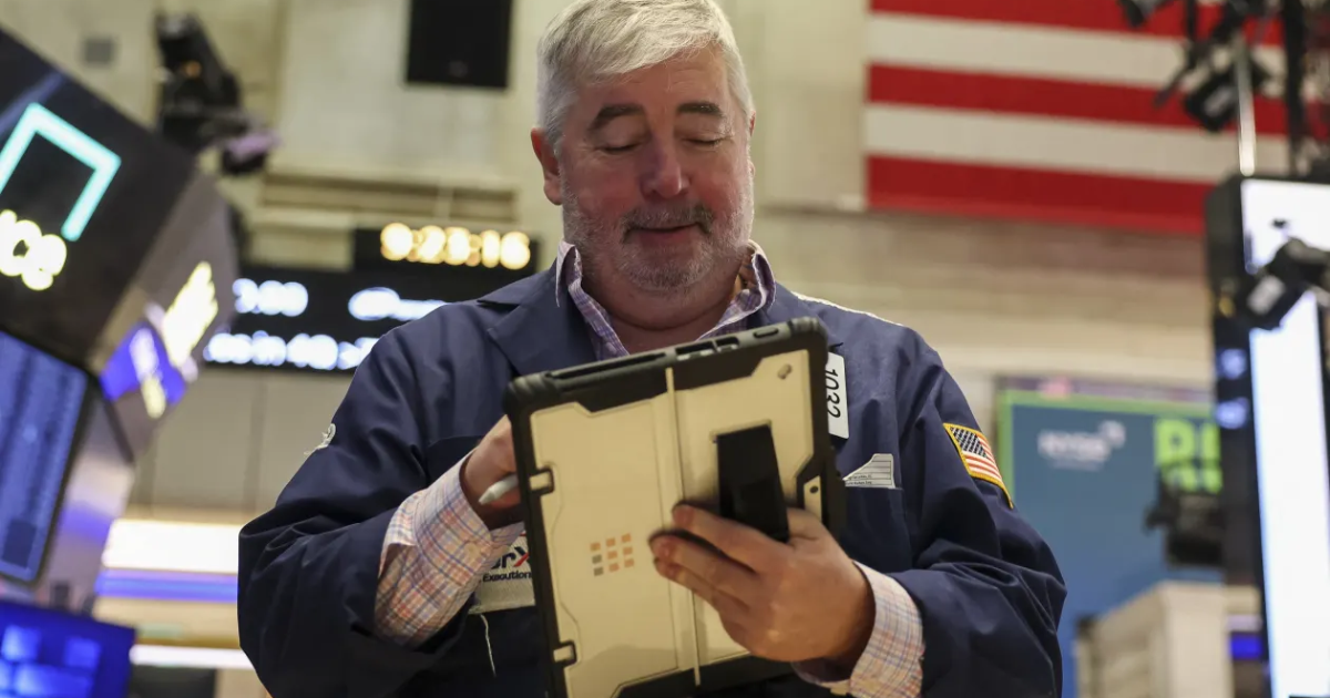 Cổ phiếu chip kéo SP 500 tăng điểm, giá dầu đi xuống vì mối lo thừa cung