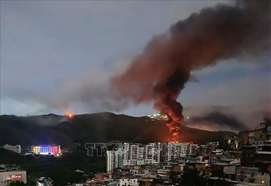 Khói lửa bốc lên tại khu phức hợp quân sự Fuerte Tiuna lớn nhất Venezuela, sau một loạt tiếng nổ ở thủ đô Caracas ngày 3-1. Ảnh: TTXVN