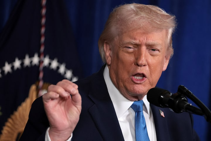 Tổng thống Mỹ Donald Trump phát biểu tại họp báo - Ảnh: Reuters