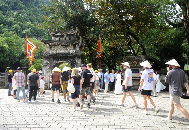 Khách du lịch quốc tế thăm quan Di tích Lịch sử văn hoá Cố đô Hoa Lư