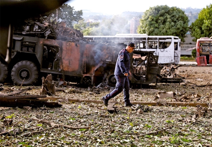 Các xe bị phá hủy tại căn cứ không quân La Carlota, sau khi Tổng thống Mỹ Donald Trump tuyên bố Mỹ đã tấn công Venezuela và bắt giữ Tổng thống nước này Nicolas Maduro, ở Caracas, Venezuela, ngày 3-1 - Ảnh: Reuters .