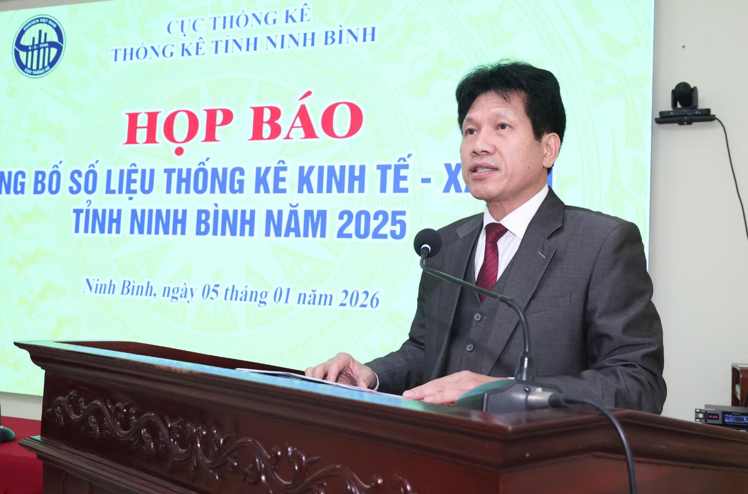 Ông Lê Mạnh Hồng - Trưởng Thống kê, Thống kê tỉnh Ninh Bình thông tin tại buổi họp báo