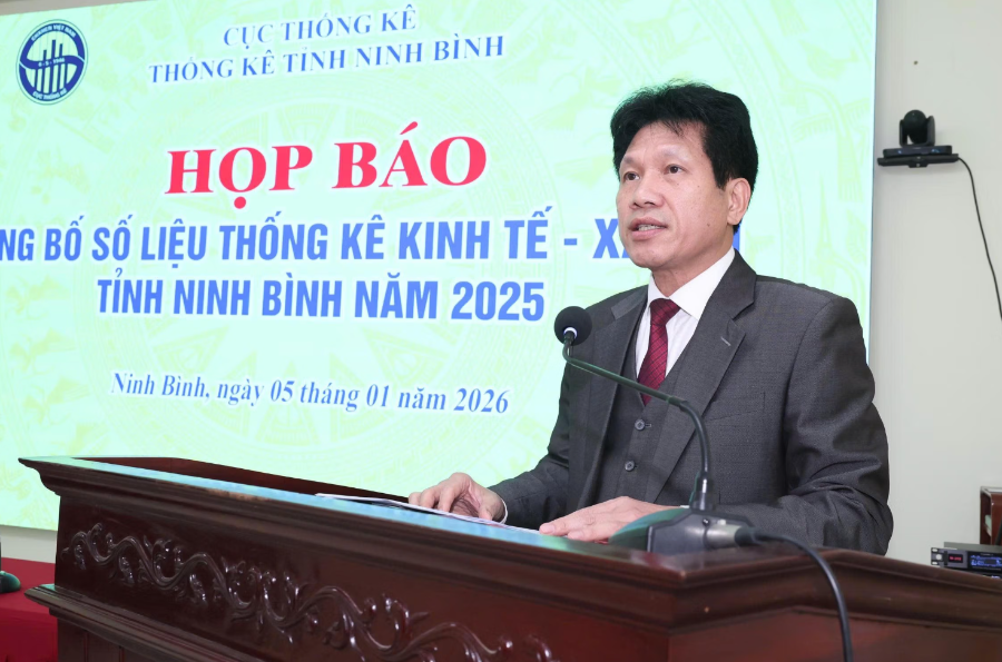 Ông Lê Mạnh Hồng - Trưởng Thống kê, Thống kê tỉnh Ninh Bình thông tin tại buổi họp báo