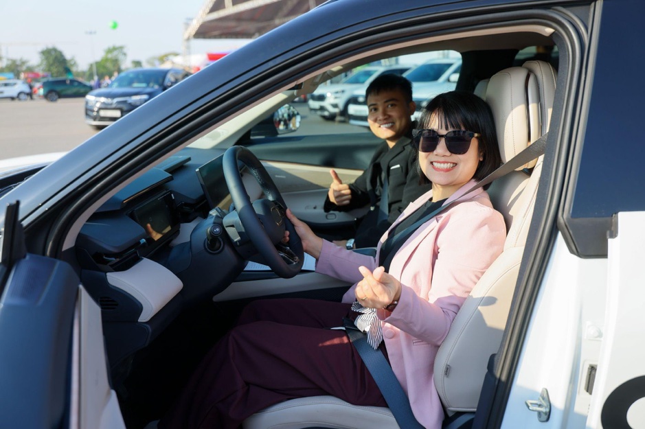 <i>Khách hàng thử lái các dòng xe của Lynk & Co tại sự kiện Car Awards 2025.</i>