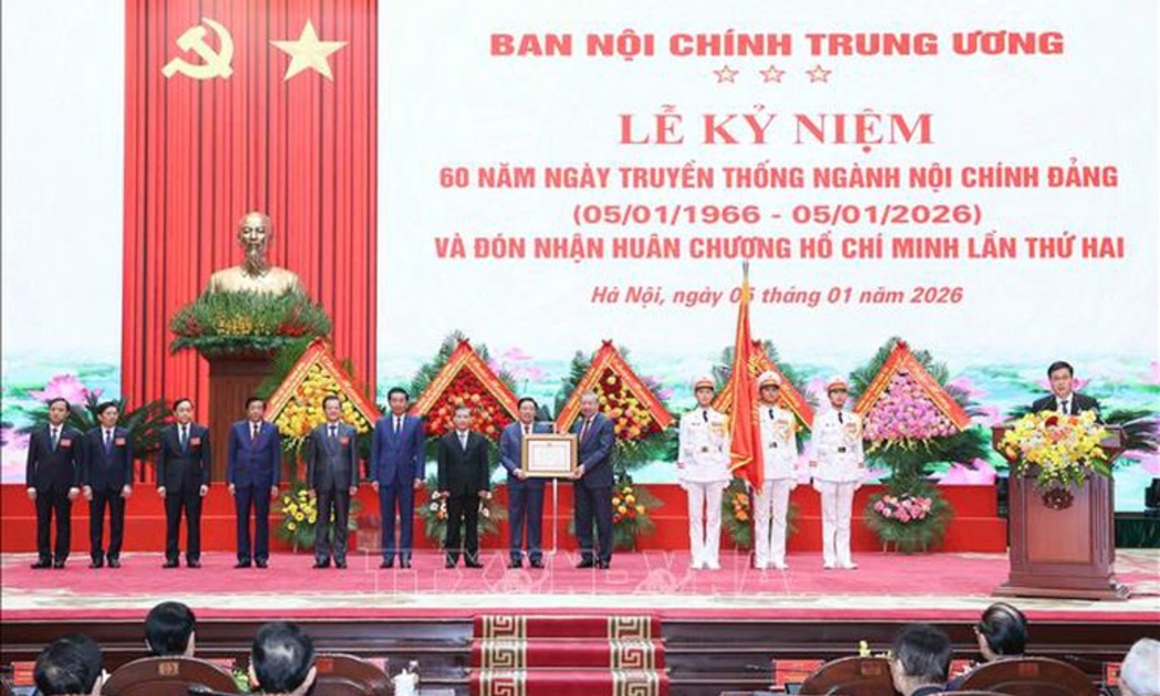 Tổng Bí thư Tô Lâm trao Huân chương Hồ Chí Minh cho Ban Nội chính Trung ương - Ảnh: TTXVN