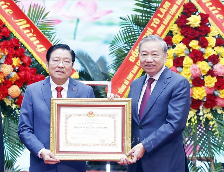 Tổng Bí thư Tô Lâm trao Huân chương Hồ Chí Minh tặng Ban Nội chính Trung ương - Ảnh: TTXVN