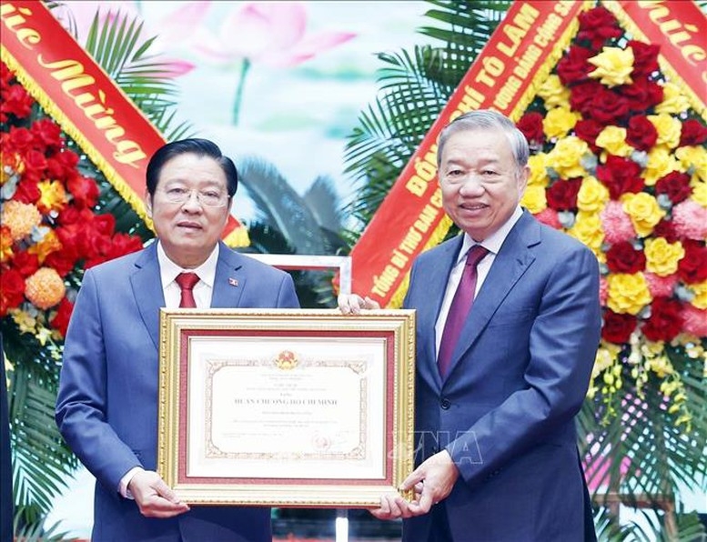 Tổng Bí thư Tô Lâm trao Huân chương Hồ Chí Minh tặng Ban Nội chính Trung ương - Ảnh: TTXVN
