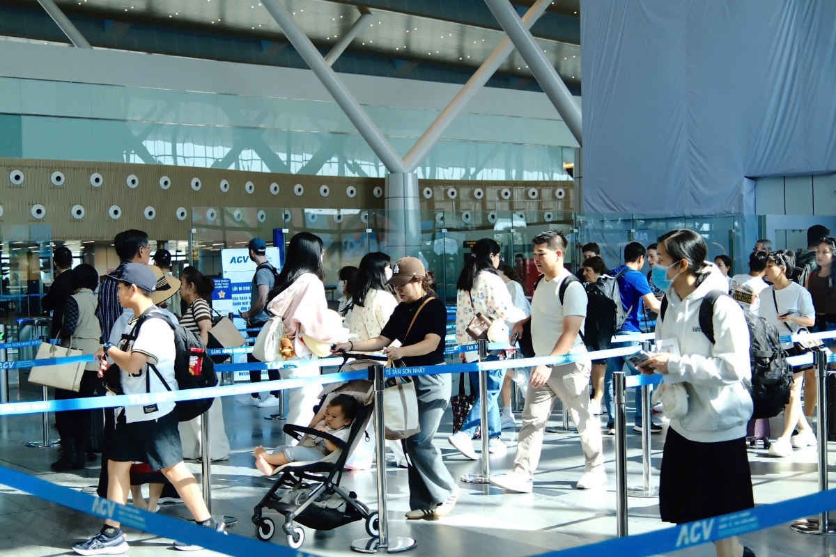 Ngành hàng không tăng cường tàu bay nội địa, song giá vé tăng ở thời điểm cận lễ do nhu cầu đặt tour giờ chót.&nbsp;