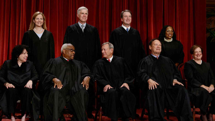 Các thẩm phán Tòa án Tối cao Mỹ. Hàng ngồi, từ trái sang: Sonia Sotomayor, Clarence Thomas, Chánh án John Roberts, Samuel Alito và Elena Kagan. Hàng đứng, từ trái sang: Amy Coney Barrett, Neil Gorsuch, Brett Kavanaugh và Ketanji Brown Jackson. - Ảnh: Reuters