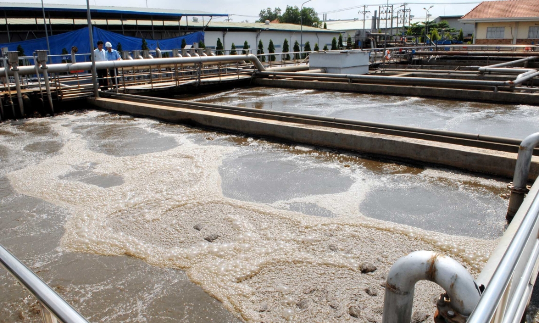 Vận hành hệ thống xử lý nước thải tập trung tại các khu sản xuất, cụm công nghiệp. Ảnh minh họa
