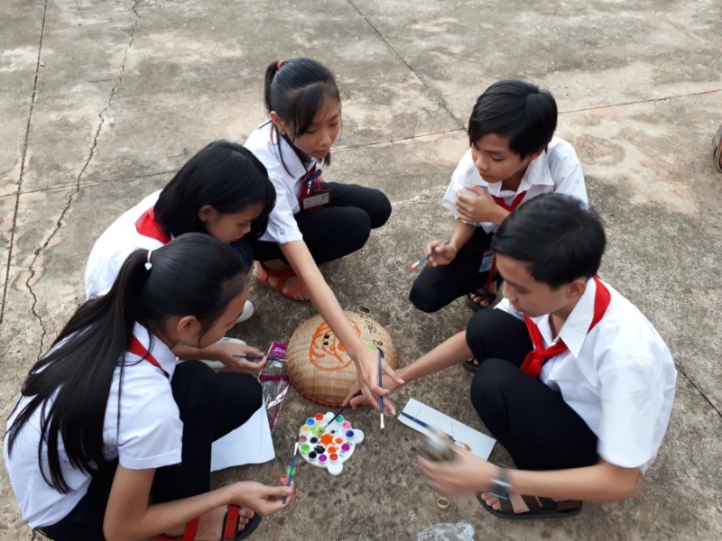 HCM City officially restricts mobile phone use during school breaks starting Jan.