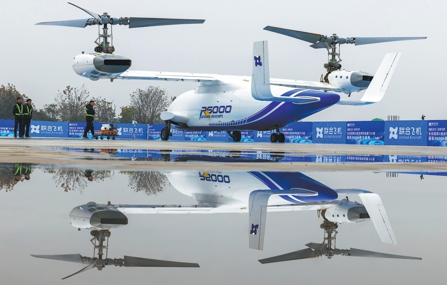 Một máy bay không người lái cánh nghiêng (Tiltrotor) nặng sáu tấn đã hoàn thành chuyến bay đầu tiên tại thành phố Đức Dương, tỉnh Tứ Xuyên, đánh dấu bước tiến mới trong tham vọng phát triển công nghệ hàng không cất - hạ cánh thẳng đứng tiên tiến của Trung Quốc. Ảnh: Yin Gang/China Daily.