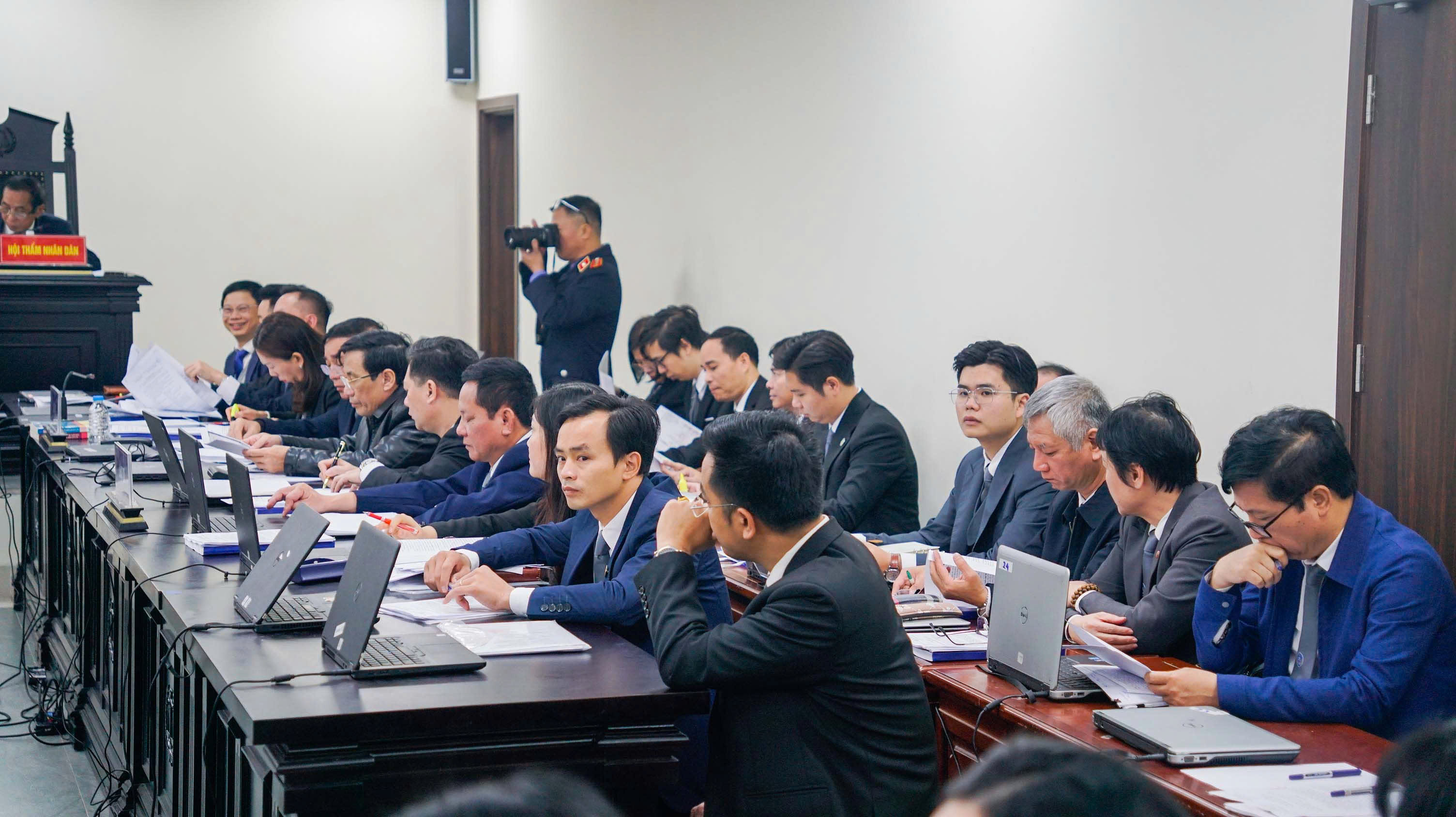 Các luật sư tham gia tố tụng.