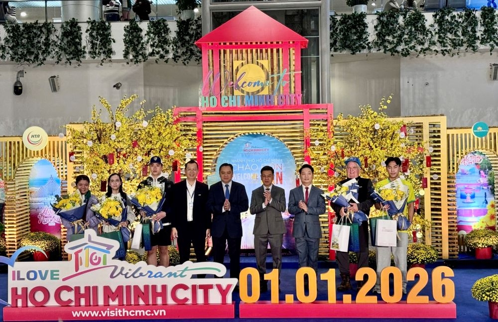 &nbsp;Phó Chủ tịch UBND TP. Hồ Chí Minh Nguyễn Văn Dũng (thứ 4 từ phải qua) cùng ngành Du lịch Thành phố đón đoàn khách du lịch “xông đất” đầu năm - Ảnh: Cổng thông tin điện tử Thành phố.