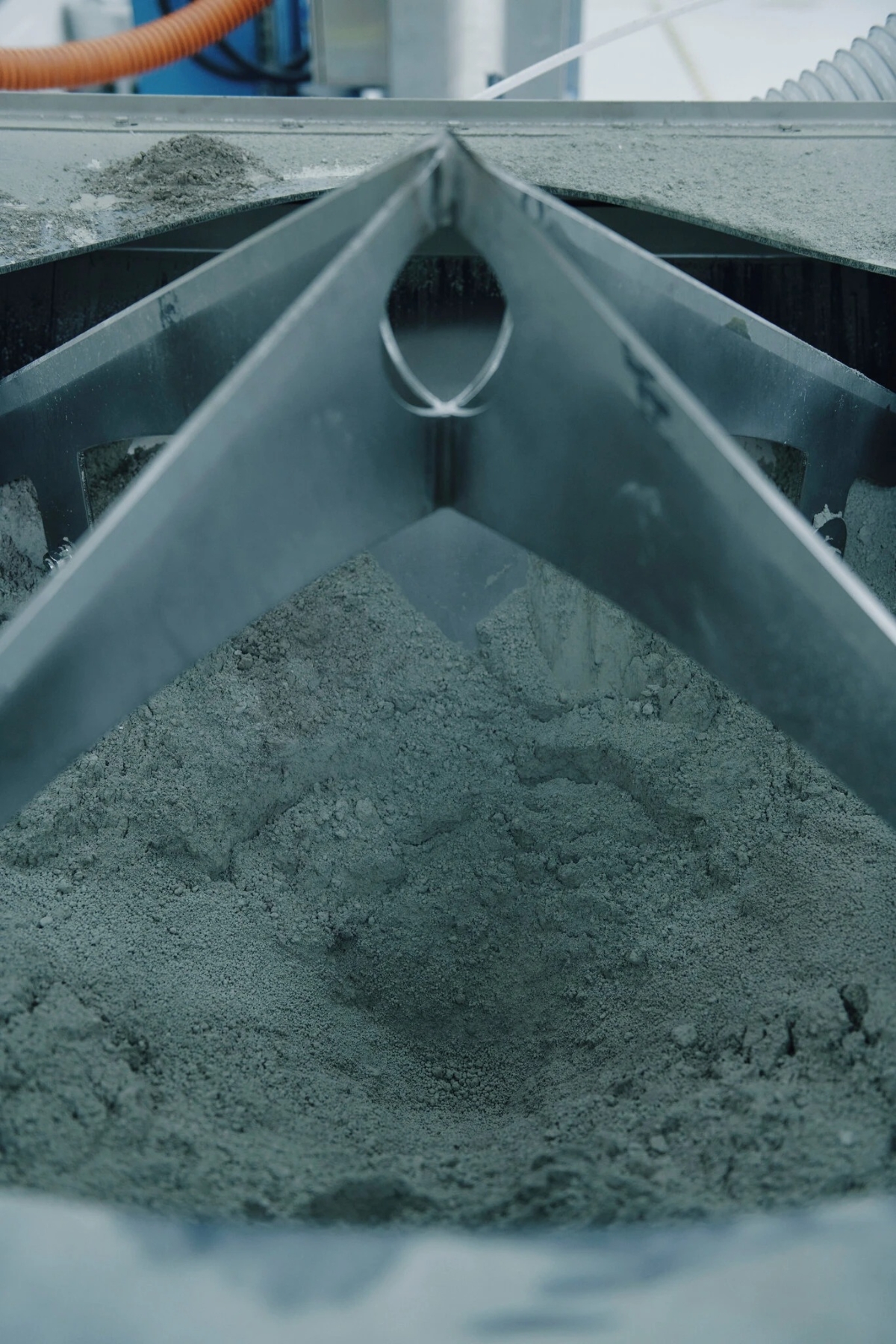 Nguyên liệu dạng bột mịn này được sấy khô, sau đó đưa vào các lò nung đạt nhiệt độ tương đương dung nham núi lửa để tạo ra kim loại.