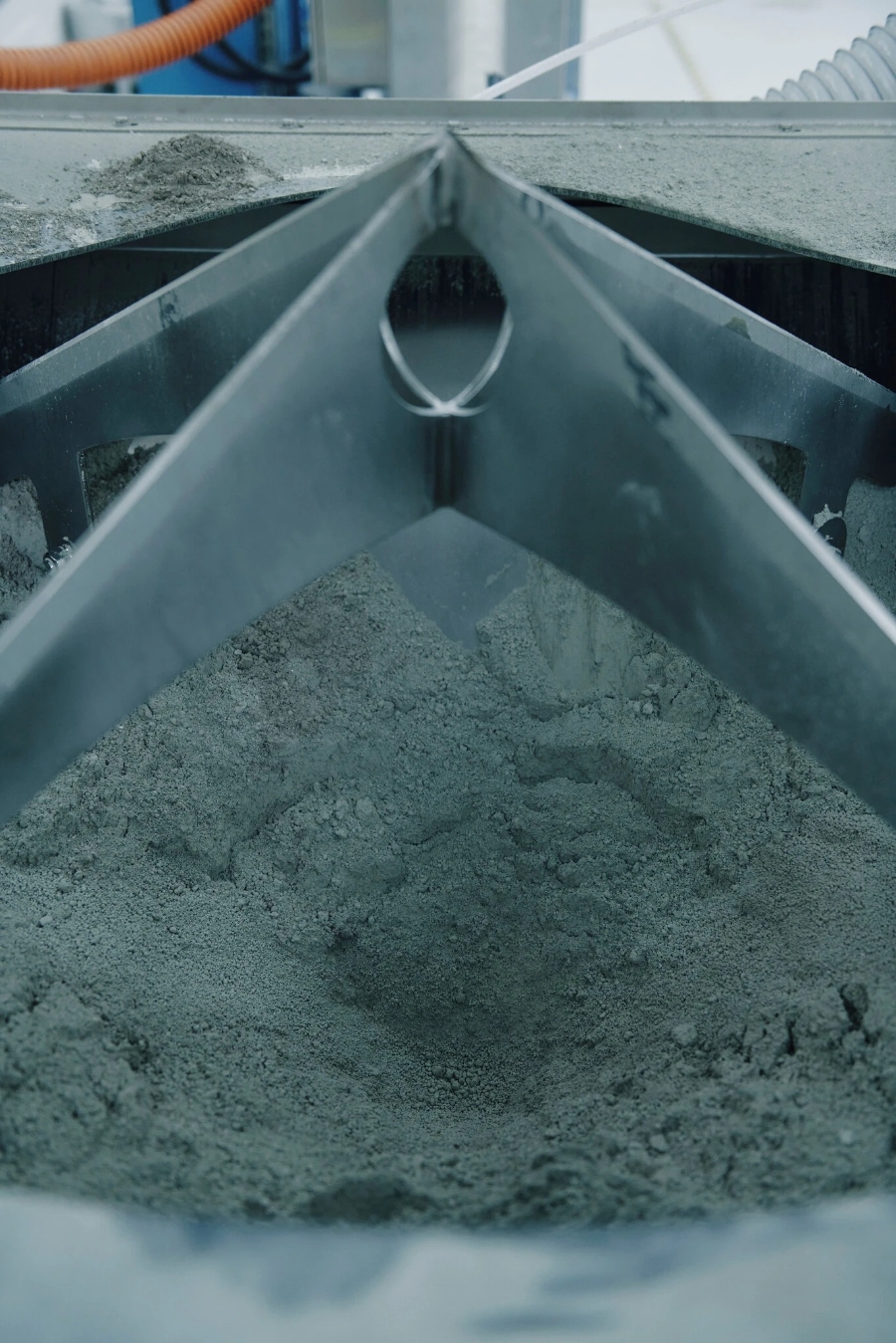 Nguyên liệu dạng bột mịn này được sấy khô, sau đó đưa vào các lò nung đạt nhiệt độ tương đương dung nham núi lửa để tạo ra kim loại.