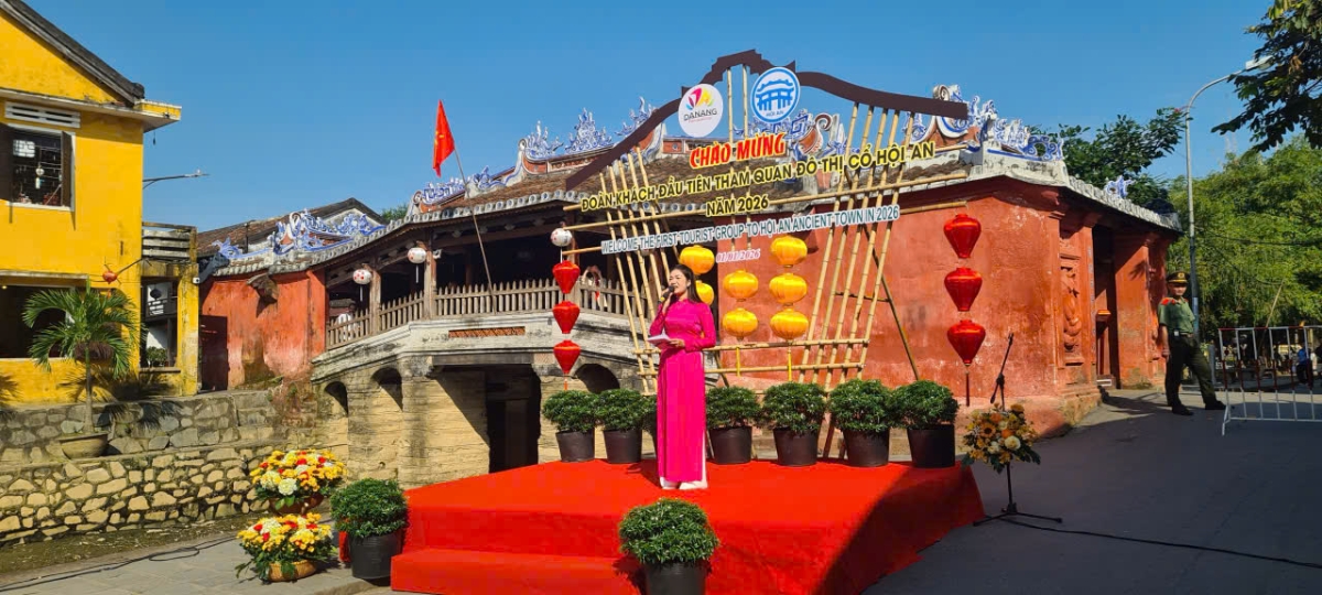 Biểu diễn văn nghệ phục vụ khách du lịch đến Hội An đầu năm 2026.