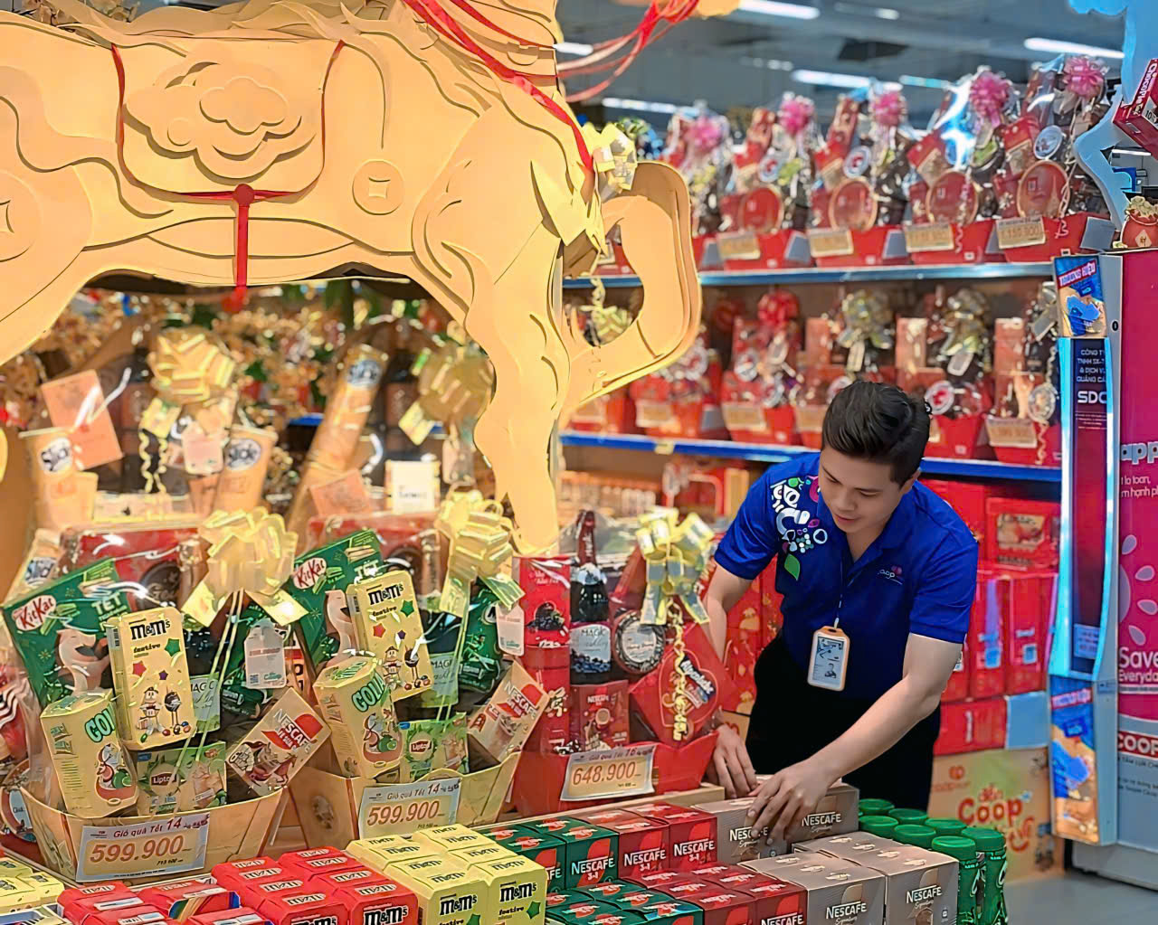 Hệ thống siêu thị Coop Mart cũng triển khai giảm giá trực tiếp với 2.600 sản phẩm.