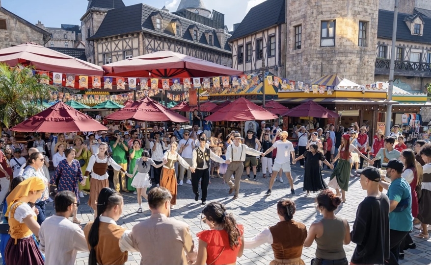 Khách du lịch trong nước và quốc tế hòa cùng không khí đónTết Dương lịch tại Bà Nà. 