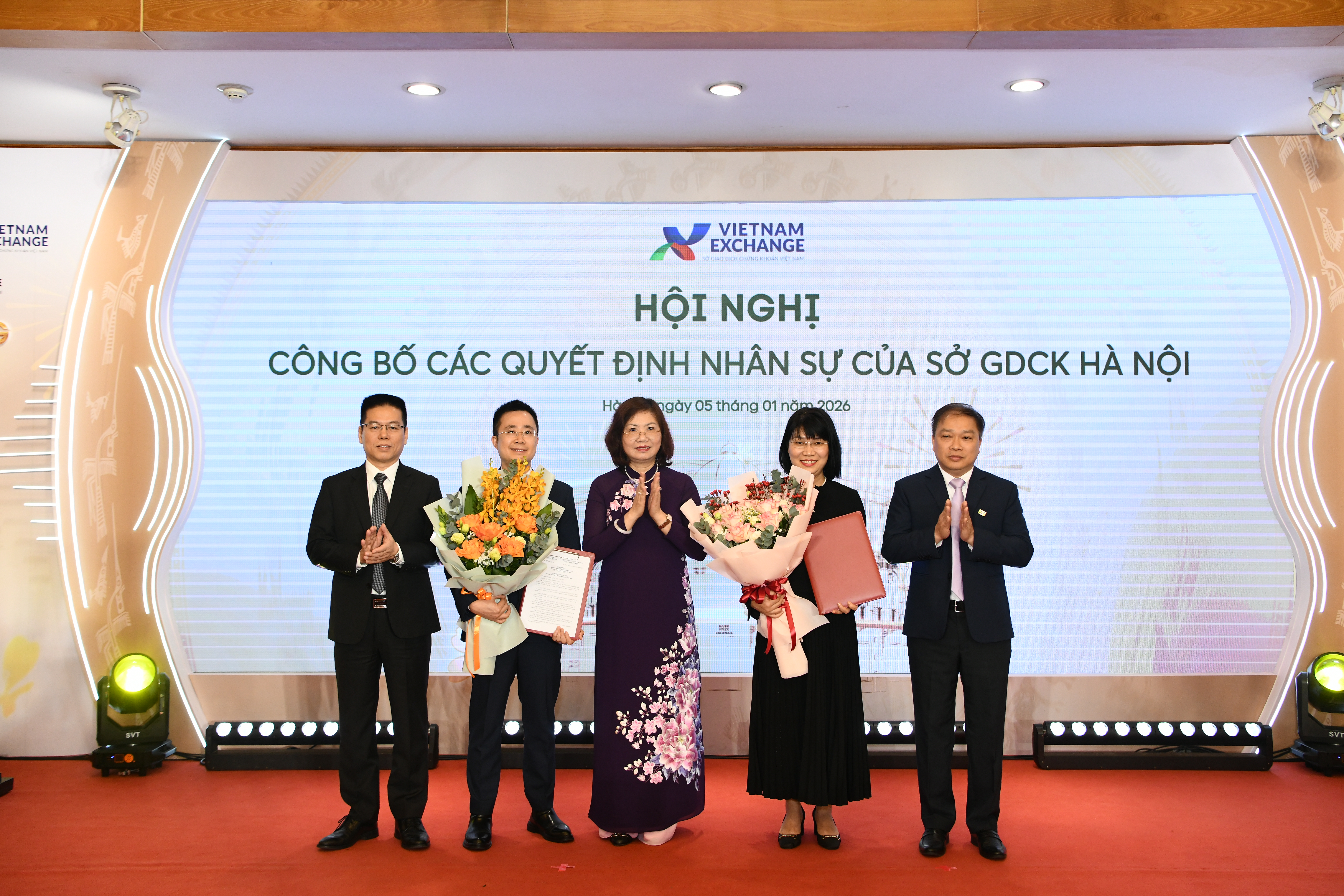 Bà Vũ Thị Thúy Ngà có 25 năm kinh nghiệm công tác trong ngành tài chính, làm việc tại Sở Giao dịch Chứng khoán Hà Nội từ năm 2005.