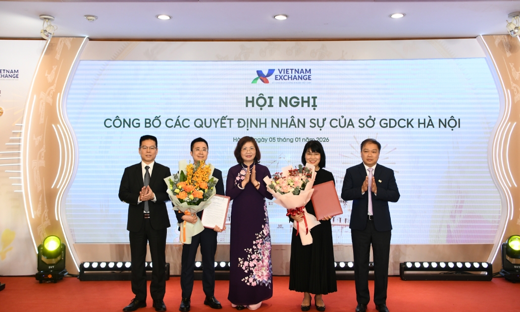 Bà Vũ Thị Thúy Ngà có 25 năm kinh nghiệm công tác trong ngành tài chính, làm việc tại Sở Giao dịch Chứng khoán Hà Nội từ năm 2005.