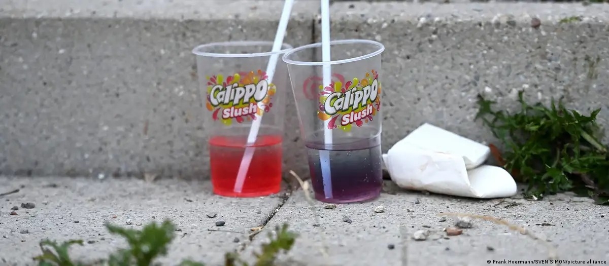 Vì sao nhựa vẫn xuất hiện khắp nơi? Ảnh: Frank Hoermann/SVEN SIMON/picture alliance