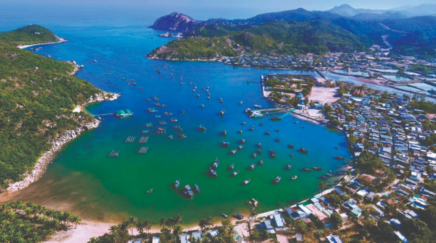 Phát triển kinh tế biển bền vững, gắn với bảo vệ môi trường, bảo đảm quốc phòng, an ninh.