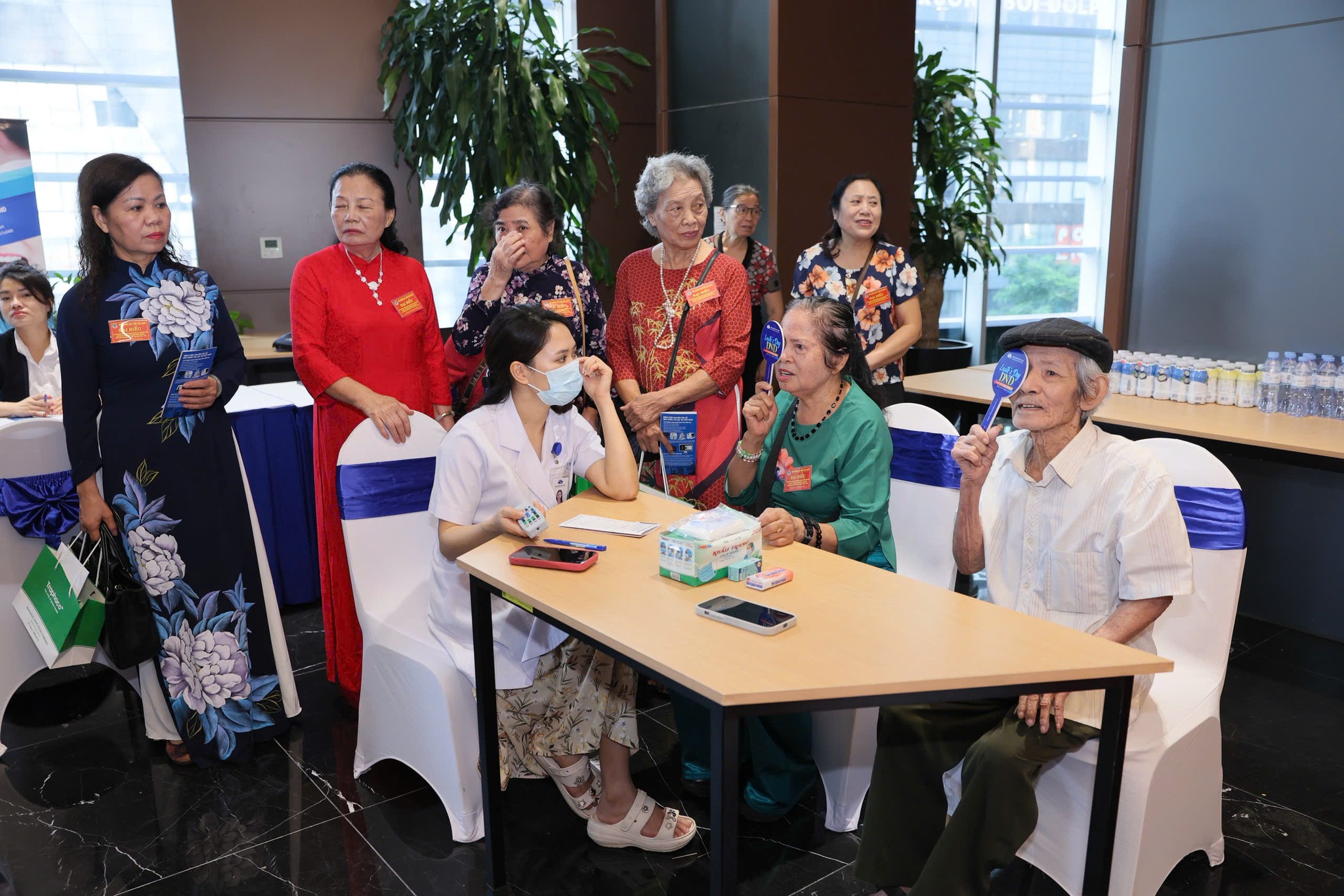 Người cao tuổi từ đủ 75 tuổi trở lên đang hưởng trợ cấp hưu trí xã hội được hưởng 100% bảo hiểm y tế. Ảnh: Tuấn Dũng.