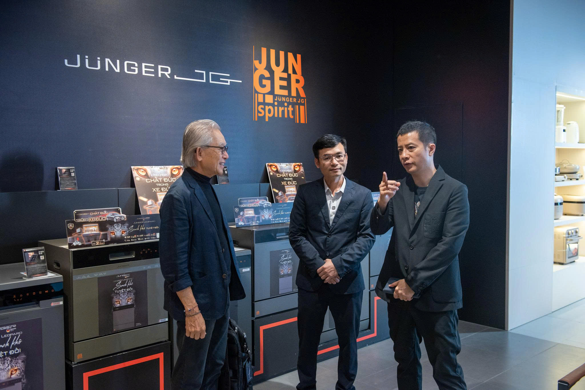 Các chuyên gia đã có cuộc thảo luận thú vị về sự tinh tế trong triết lý tối giản– dấu ấn đặc trưng làm nên tên tuổi của Junger JG.