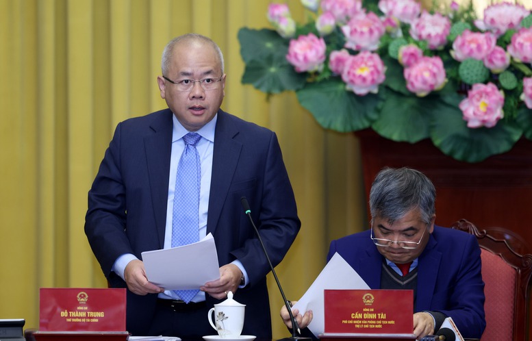 Thứ trưởng Bộ Tài chính Đỗ Thành Trung giới thiệu nội dung các luật tại cuộc họp báo - Ảnh VGP.