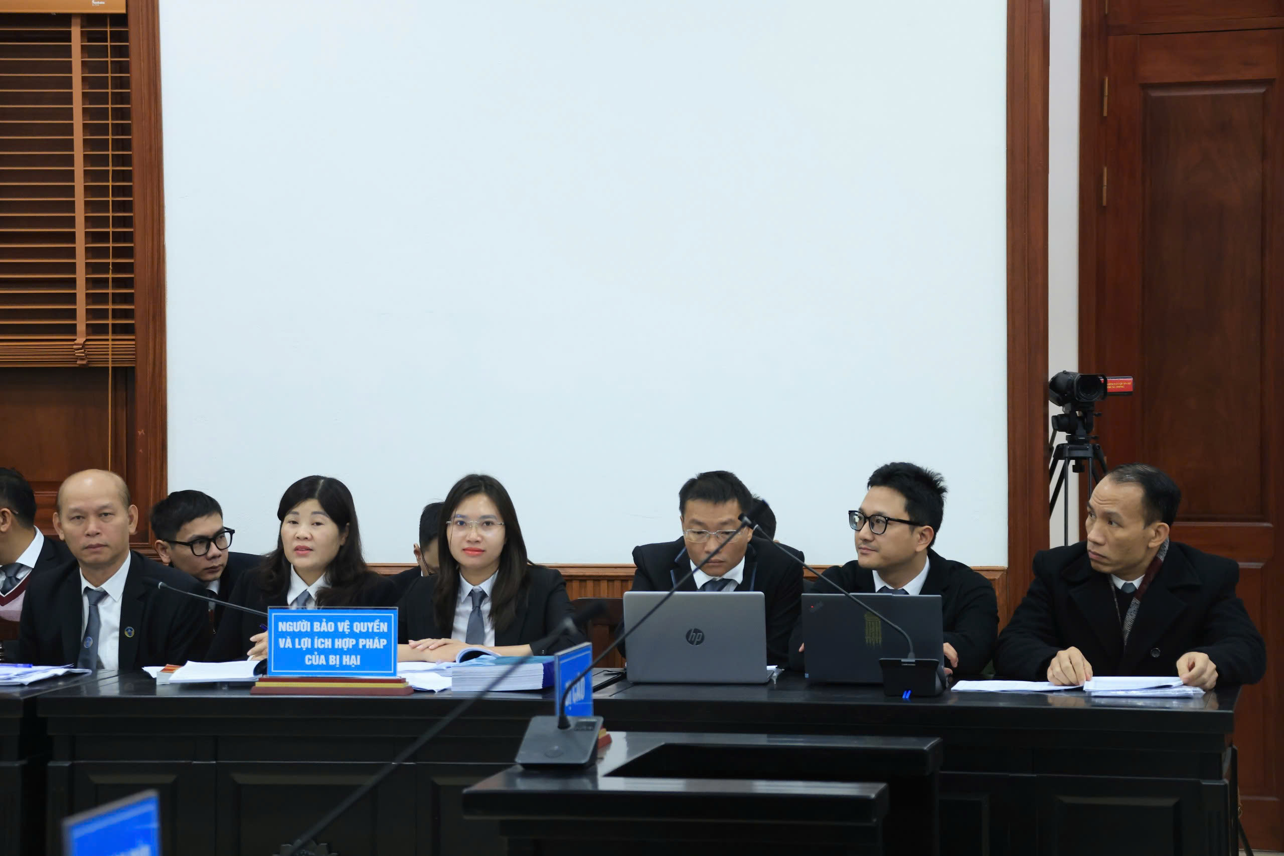 Các luật sư tham gia tố tụng tại tòa. 