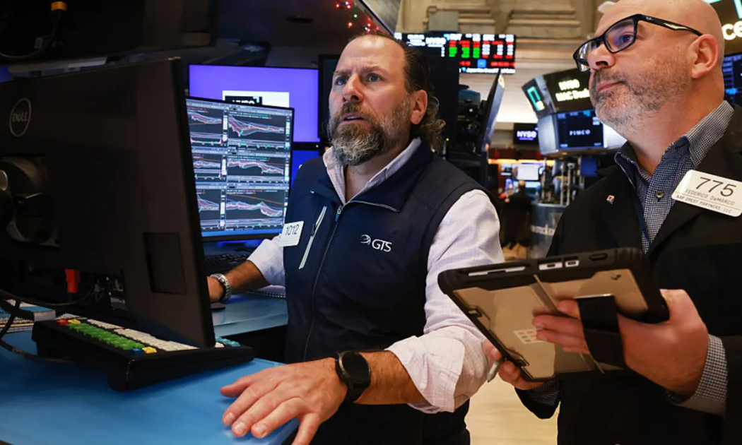 Chứng khoán Mỹ xanh rực dù Venezuela bất ổn, giá dầu tăng 1 USD/thùng