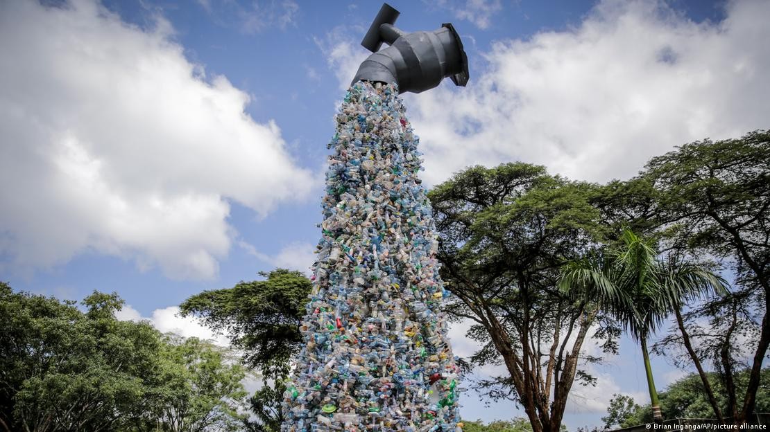 Năm năm sau lệnh cấm nhựa tại Kenya, một tác phẩm điêu khắc khổng lồ đã nhắc nhở các bên liên quan của Liên Hợp Quốc về vấn đề ô nhiễm nhựa dai dẳng, khi họ nhóm họp lần thứ ba vào năm 2022 để bàn cách giải quyết ô nhiễm nhựa. Ảnh: Brian Inganga/AP/picture alliance