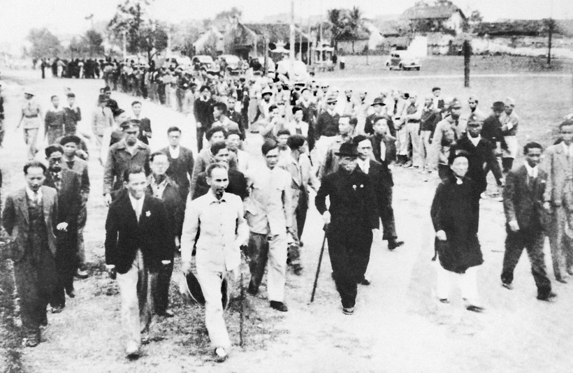 Nhân dân Hà Nội đón mừng Chủ tịch Hồ Chí Minh và các đại biểu ứng cử Quốc hội Khóa I năm 1946.  (nguồn: Bảo tàng Hồ Chí Minh ).