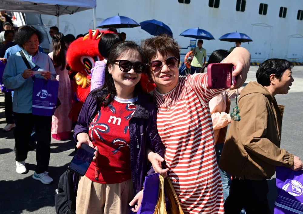 Theo thống kê từ Sở Du lịch thành phố Huế cho biết, kỳ nghỉ tết Dương lịch 2026, thành phố ước đón khoảng 85.000 lượt khách, tăng 25% so với cùng kỳ. Lượng khách lưu trú đạt khoảng 45.000 lượt, tăng hơn 15% so với cùng kỳ.