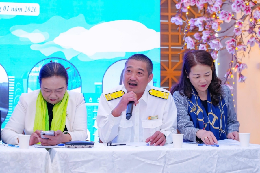 Đại diện Thuế cơ sở 12 TP. Hà Nội giải đáp băn khoăn của các hộ kinh doanh tại Ninh Hiệp.